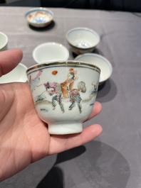 Een collectie Chinese famille rose, grisaille en ijzerrode koppen en kommen, 19/20e eeuw