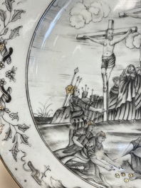 Een paar Chinese grisaille borden met 'De Kruisiging', Qianlong