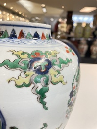 Een Chinese wucai 'draken' vaas, Transitie periode/Kangxi