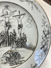 Een paar Chinese grisaille borden met 'De Kruisiging', Qianlong