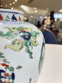 Een Chinese wucai 'draken' vaas, Transitie periode/Kangxi