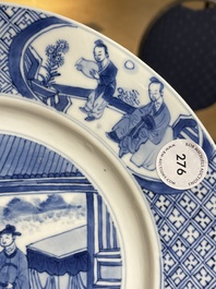Plat en porcelaine de Chine en bleu et blanc &agrave; d&eacute;cor figuratif, marque et &eacute;poque de Kangxi