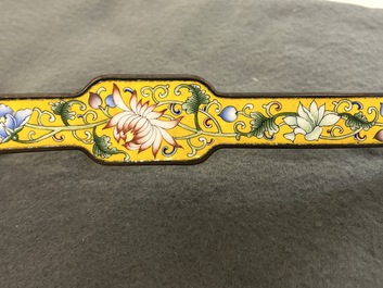 Sceptre ruyi &agrave; d&eacute;cor 'bajixiang' en &eacute;maux de P&eacute;kin &agrave; fond jaune, Chine, marque de Qianlong, 19/20&egrave;me