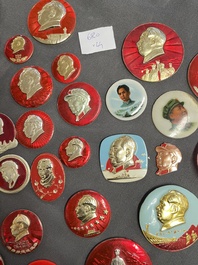 44 badges de portrait de Mao, dont un en porcelaine, R&eacute;volution Culturelle