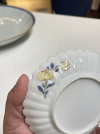 Een paar Chinese famille rose chrysantvormige koppen en schotels, Yongzheng