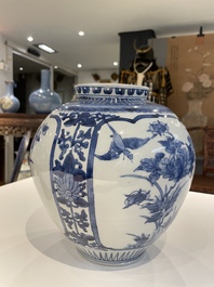 Een paar Japanse blauw-witte Arita potten met floraal decor, Edo, eind 17e eeuw
