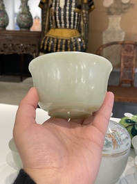 Een paar Chinese kommen in lichte celadon jade, 19e eeuw