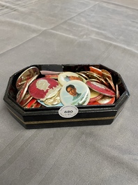 44 badges de portrait de Mao, dont un en porcelaine, R&eacute;volution Culturelle