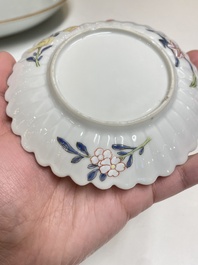 Een paar Chinese famille rose chrysantvormige koppen en schotels, Yongzheng