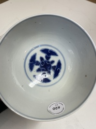 Een paar Chinese blauw-witte 'Drie vrienden van de winter' kommen, Guangxu merk en periode