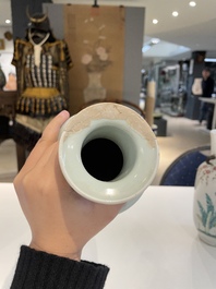 Cinq vases en porcelaine de Chine famille rose et verte, 19/20&egrave;me