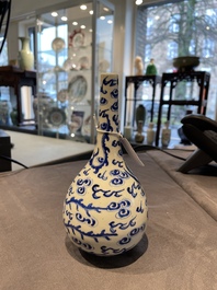 Vase de forme bouteille &agrave; d&eacute;cor d'un ph&eacute;nix en porcelaine de Chine 'Bleu de Hue' pour le Vietnam, marque Tho, 19&egrave;me