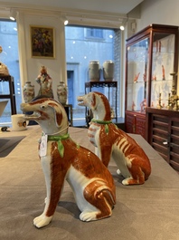 Paire de mod&egrave;les de chiens en porcelaine de Chine polychrome d'exportation, Qianlong