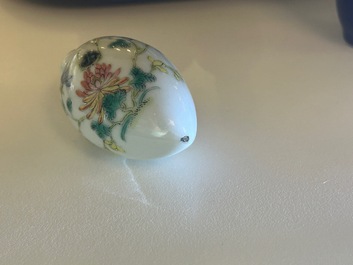Vier Chinese famille rose snuifflessen en vier diverse snuifflessen, 19/20e eeuw