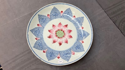 Plat en porcelaine de Chine famille rose &agrave; d&eacute;cor d'un lotus pour le march&eacute; Sud-Est asiatique, Yongzheng