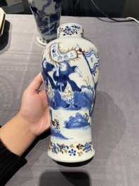 Paire de vases en porcelaine de Chine en bleu, blanc et rouge de cuivre, marque de Kangxi, 19&egrave;me
