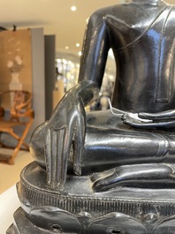 Een grote bronzen Boeddha, Birma (Myanmar), Arakan Staat, 16/17e eeuw
