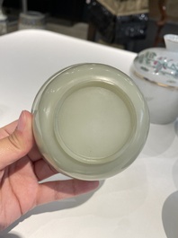 Een paar Chinese kommen in lichte celadon jade, 19e eeuw