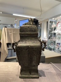 Grand vase couvert archa&iuml;que en bronze, 'fanglei', Chine, Ming
