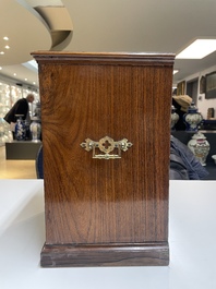 Cabinet en bois dur et huanghuali aux montures en bronze pour le march&eacute; europ&eacute;en, Chine, 19&egrave;me