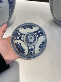 Een paar Japanse blauw-witte Arita potten met floraal decor, Edo, eind 17e eeuw