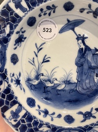 Een Japans blauw-wit bord met 'Parasoldames' naar Cornelis Pronk, Edo, 18e eeuw