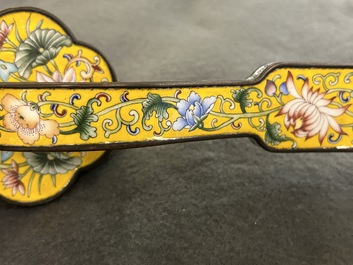 Sceptre ruyi &agrave; d&eacute;cor 'bajixiang' en &eacute;maux de P&eacute;kin &agrave; fond jaune, Chine, marque de Qianlong, 19/20&egrave;me