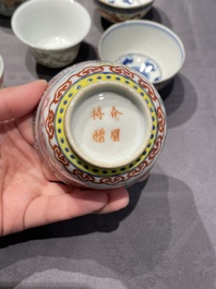 Een collectie Chinese famille rose, grisaille en ijzerrode koppen en kommen, 19/20e eeuw