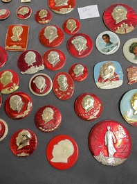 44 badges de portrait de Mao, dont un en porcelaine, R&eacute;volution Culturelle