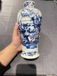 Paire de vases en porcelaine de Chine en bleu, blanc et rouge de cuivre, marque de Kangxi, 19&egrave;me