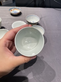 Een collectie Chinese famille rose, grisaille en ijzerrode koppen en kommen, 19/20e eeuw