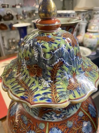 Een in Engeland overgedecoreerd Chinees blauw-wit kaststel van drie vazen, Kangxi