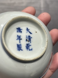 Een collectie Chinese famille rose, grisaille en ijzerrode koppen en kommen, 19/20e eeuw