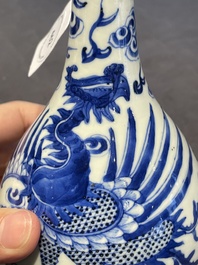Vase de forme bouteille &agrave; d&eacute;cor d'un ph&eacute;nix en porcelaine de Chine 'Bleu de Hue' pour le Vietnam, marque Tho, 19&egrave;me