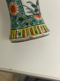 Une paire de plats en porcelaine de Chine famille verte et trois vases en famille rose et verte, 19/20&egrave;me