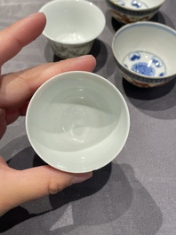 Een collectie Chinese famille rose, grisaille en ijzerrode koppen en kommen, 19/20e eeuw