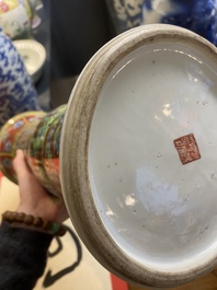 Een in Engeland overgedecoreerd Chinees blauw-wit kaststel van drie vazen, Kangxi
