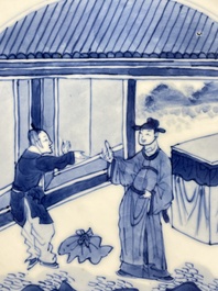 Plat en porcelaine de Chine en bleu et blanc &agrave; d&eacute;cor figuratif, marque et &eacute;poque de Kangxi