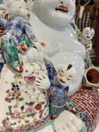Bouddha en porcelaine de Chine famille rose, marque de Zhu Mao Ji Zao 朱茂記造, R&eacute;publique