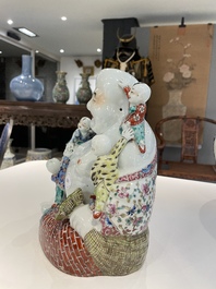 Bouddha en porcelaine de Chine famille rose, marque de Zhu Mao Ji Zao 朱茂記造, R&eacute;publique