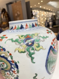 Een Chinese wucai 'draken' vaas, Transitie periode/Kangxi