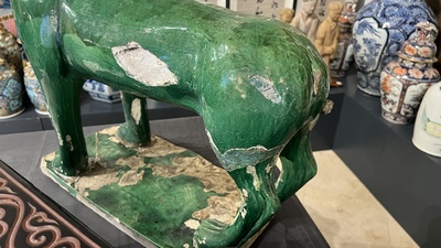Grande tuile faiti&egrave;re en forme de chien en gr&egrave;s &eacute;maill&eacute; sancai, Chine, Ming