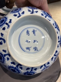 Bol en porcelaine de Chine en bleu et blanc &agrave; d&eacute;cor de lettr&eacute;es et de gar&ccedil;ons jouant, marque 'Qi Yu Bao Ding Zhi Zhen', Kangxi