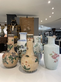 Cinq vases en porcelaine de Chine famille rose et verte, 19/20&egrave;me