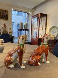Paire de mod&egrave;les de chiens en porcelaine de Chine polychrome d'exportation, Qianlong