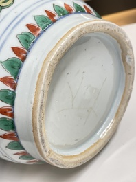Een Chinese wucai 'draken' vaas, Transitie periode/Kangxi