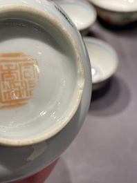 Een collectie Chinese famille rose, grisaille en ijzerrode koppen en kommen, 19/20e eeuw