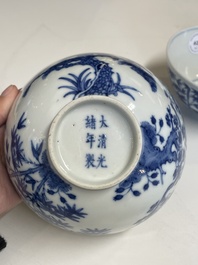 Een paar Chinese blauw-witte 'Drie vrienden van de winter' kommen, Guangxu merk en periode