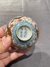Een collectie Chinese famille rose, grisaille en ijzerrode koppen en kommen, 19/20e eeuw