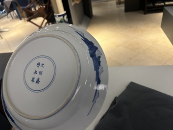 Plat en porcelaine de Chine en bleu et blanc &agrave; d&eacute;cor d'une sc&egrave;ne du 'Xi Xiang Ji', marque de Jiajing, Kangxi